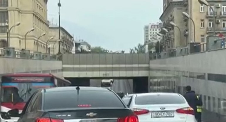 Tuneldə 5 maşın bir-birilə toqquşdu, tıxac yarandı - VİDEO