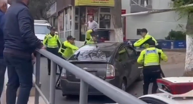 Bakıda sürücü aranı qarışdırdı: polislər güclə saxladı - VİDEO