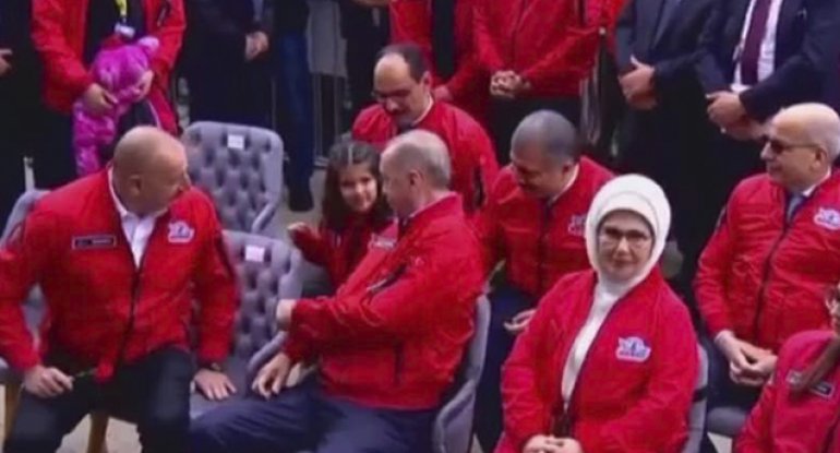 İlham Əliyev “TEKNOFEST”də öz yerini uşağa verdi - VİDEO