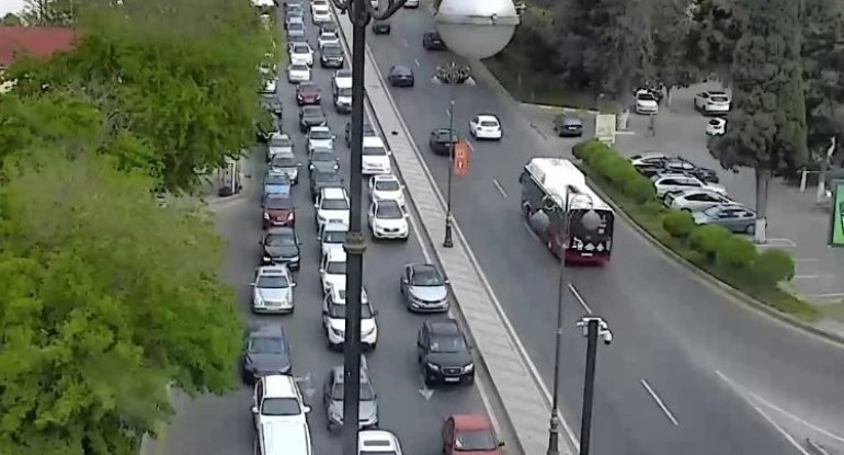 12 küçə və prospektdə tıxac var - SİYAHI