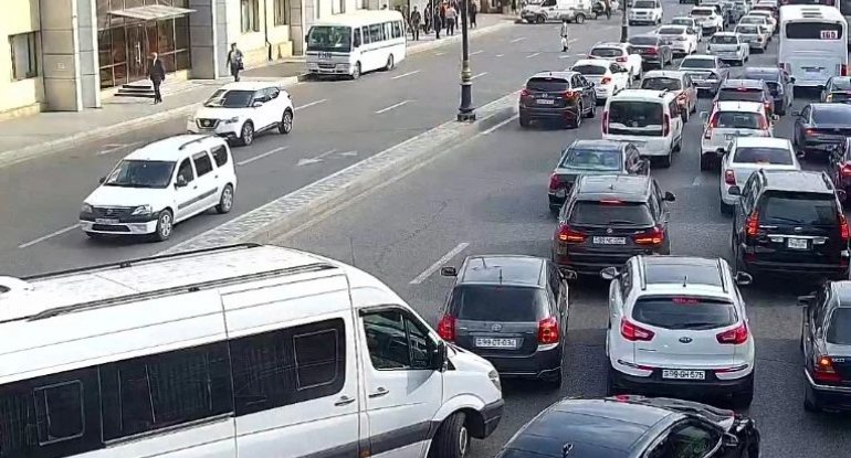 12 küçə və prospektdə sıxlıq var