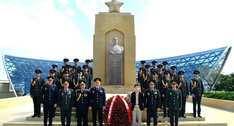 Bir qrup hərbçi Həzi Aslanovun məzarını ziyarət edib
