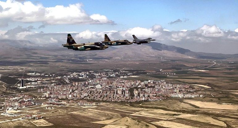 Azərbaycan Ordusunun pilotları Türkiyədəki təlimdə növbəti tapşırıqları icra edib - FOTO/VİDEO
