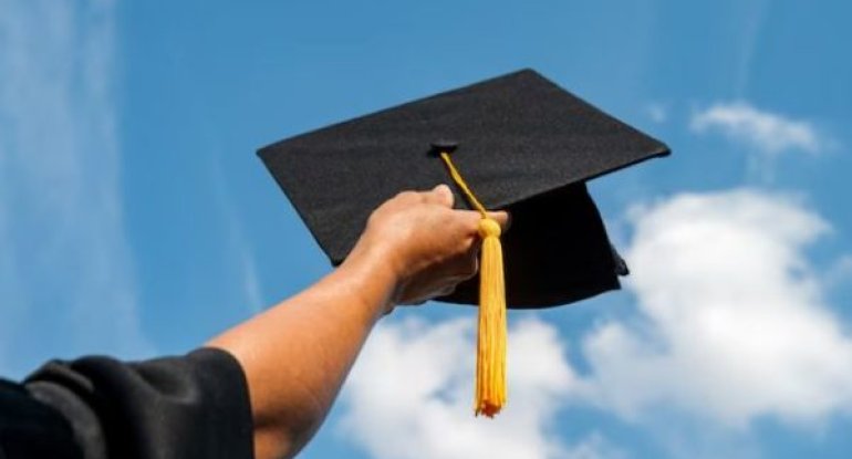 Universiteti 12 yaşında bitirərək ən gənc məzun oldu - FOTO