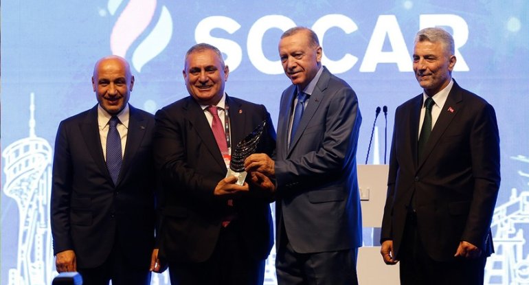 Türkiyə Prezidenti SOCAR-a mükafat təqdim edib