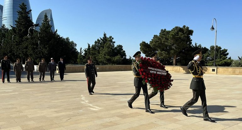 Qırğızıstan müdafiə naziri Azərbaycana gəldi