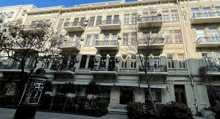 Məşhur kafenin terrası tarixi binaya zərər yetirib? - FOTO