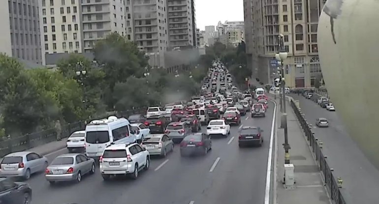 Bu yollarda tıxac var - SİYAHI