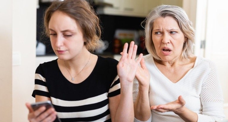 Yaşlı valideyinlər övladlarını niyə özündən çıxarır?