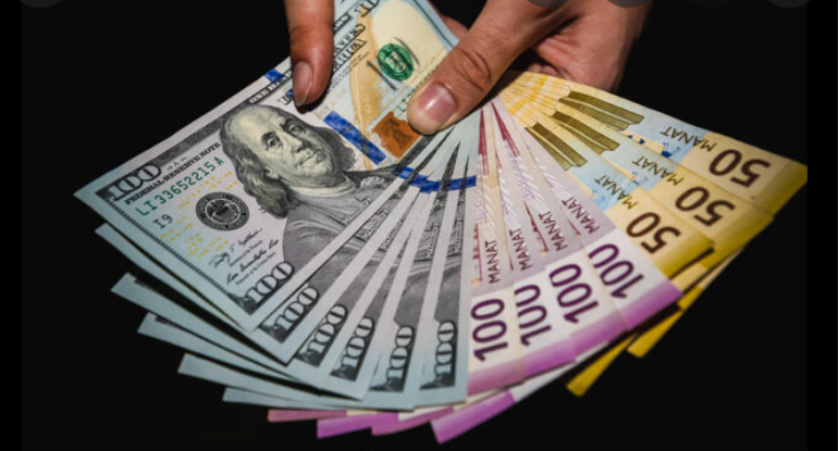 Dollara tələb 100%-dən çox artdı - Manatı təhlükə gözləyir?
