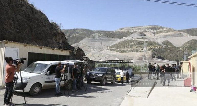 Xarici jurnalistlər “Laçın” sərhəd-buraxılış məntəqəsi ilə tanış olublar - FOTO