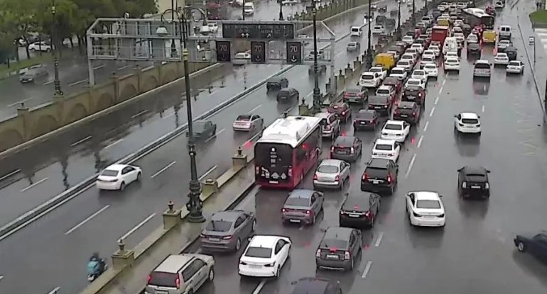 Bu yollarda uzun tıxaclar yarandı - SİYAHI