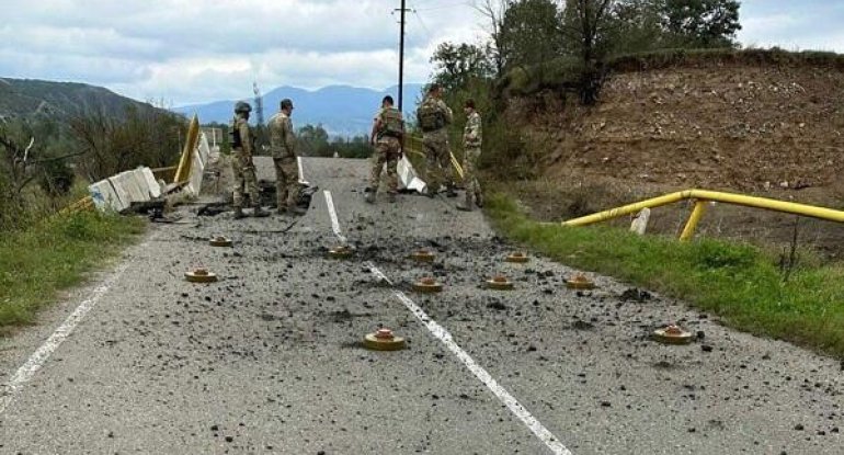 Ağdərədən çıxan ermənilər yolu minaladı - FOTO