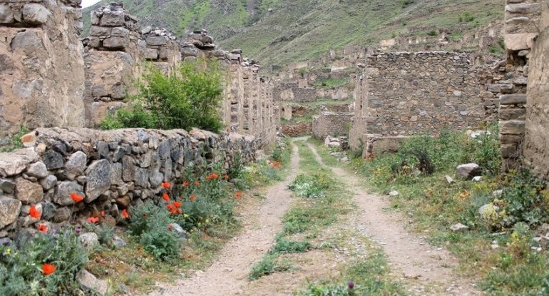 Xarici ölkələrin hərbi attaşeləri erməni separatçılarından təmizlənən döyüş məntəqəsində olublar