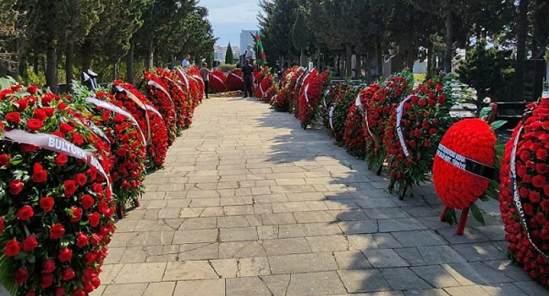 Qənirə Paşayevanın məzarına gedən yol... - FOTO