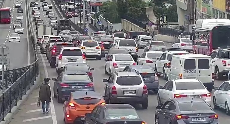 12 küçə və prospektdə tıxac var - SİYAHI
