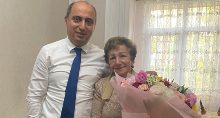 Nazir peşə bayramında müəlliminin evinə getdi - FOTO