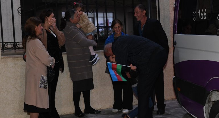 Bakıdan yola salınan 117 sakin Füzuliyə çatıb, mənzillərin açarları təqdim olunub - FOTO
