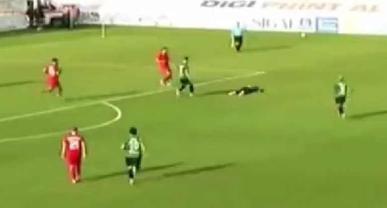 Matç zamanı halı pisləşən futbolçu öldü - VİDEO