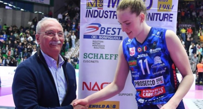 Voleybolçuya verilən hədiyyə hər kəsi heyrətləndirdi - VİDEO