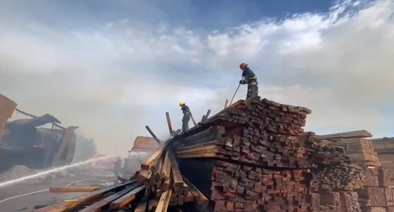 "Taxta bazarı"nda 1,5 milyonluq malı yanan sahibkar keçmiş məmurdur - FOTO