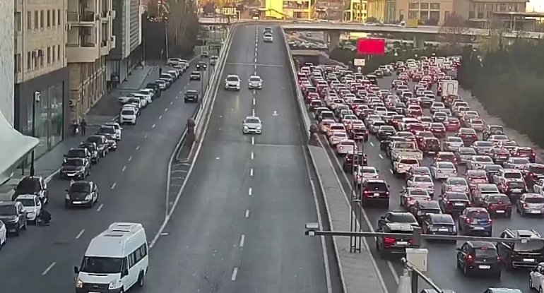 16 küçə və prospektdə tıxac var - SİYAHI