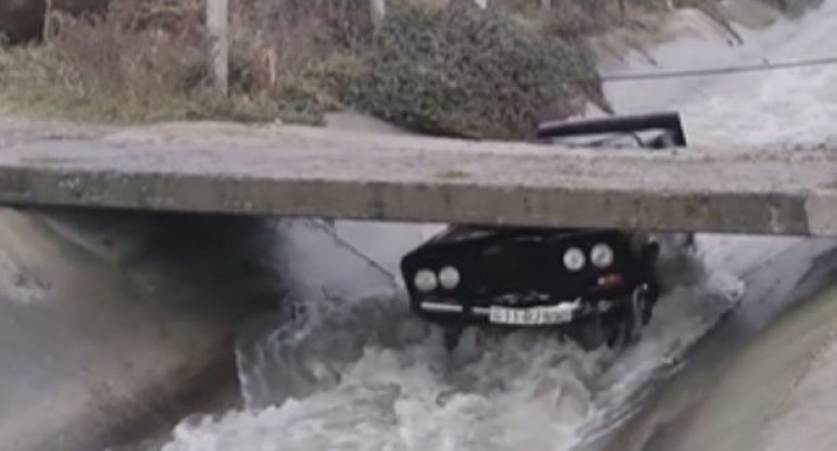 Qubada avtomobil su kanalına düşüb - VİDEO