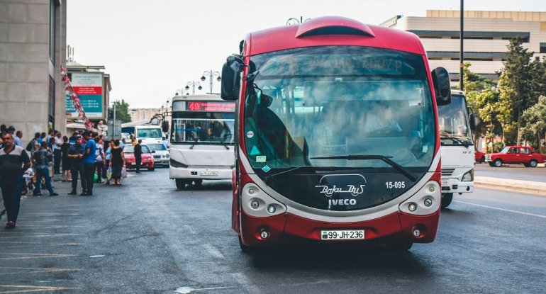 Sərnişinləri yolda qoyub avtobusu tərk edən sürücü işdən çıxarıldı