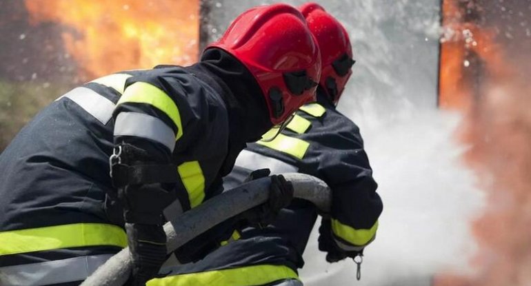 Sumqayıtda yaşayış binasında yanğın: 15 nəfər təxliyə olundu