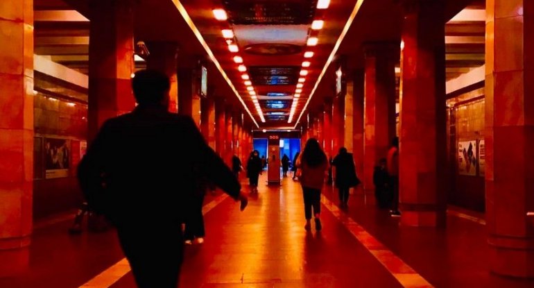 “Səni axtarıram”da Aqşin Fatehi sevdiyini deyən qadın metroda olay çıxardı - FOTO