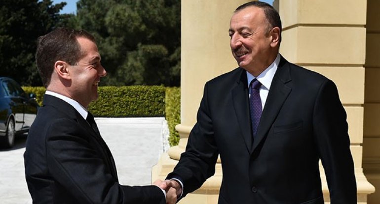 Medvedev İlham Əliyevi təbrik etdi