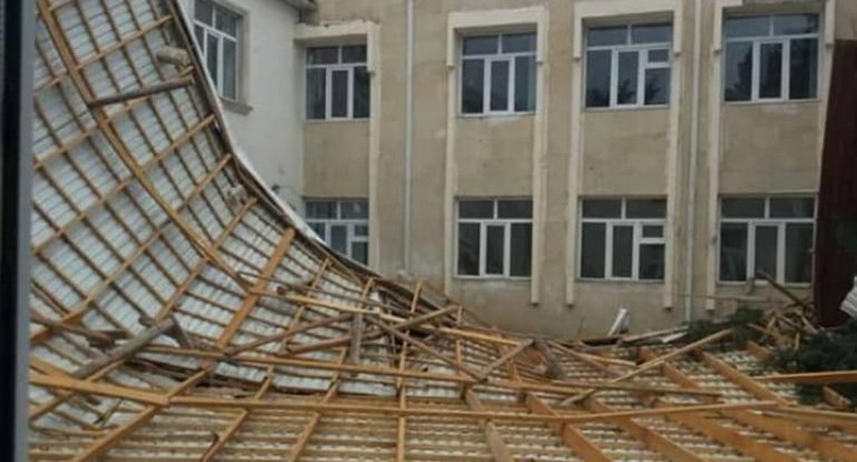 Güclü külək bir sıra bağça və məktəblərin dam örtüyünü sıradan çıxardı