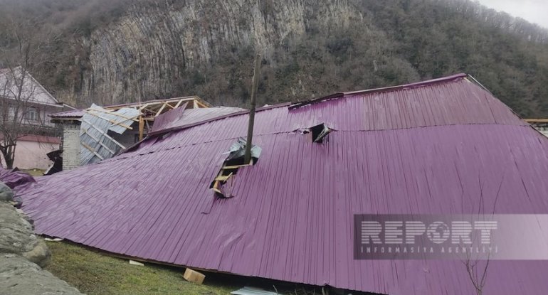 Qaxda külək məktəbin dam örtüyünü uçurub - FOTO