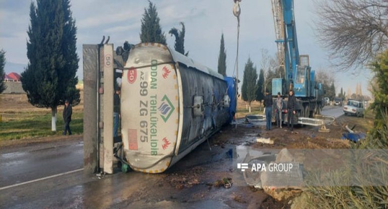 Samuxda yanacaqdaşıyan maşın aşıb, 40 ton benzin yola dağılıb - FOTO