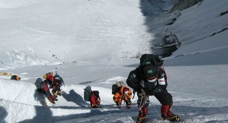 İranda alpinistlər qar uçqununun altında qaldı