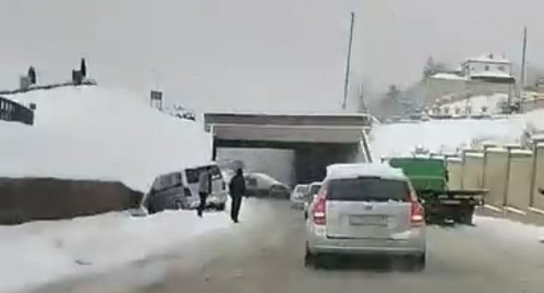 Bakıda sürüşüb qəzaya düşən maşınlar - VİDEO