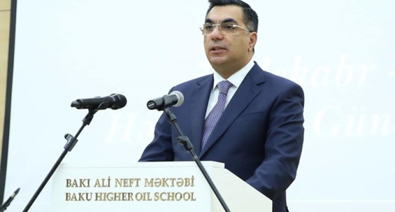 Rektorun sözləri gündəm oldu: arxa partada corablarını çıxardı... - AÇIQLAMA