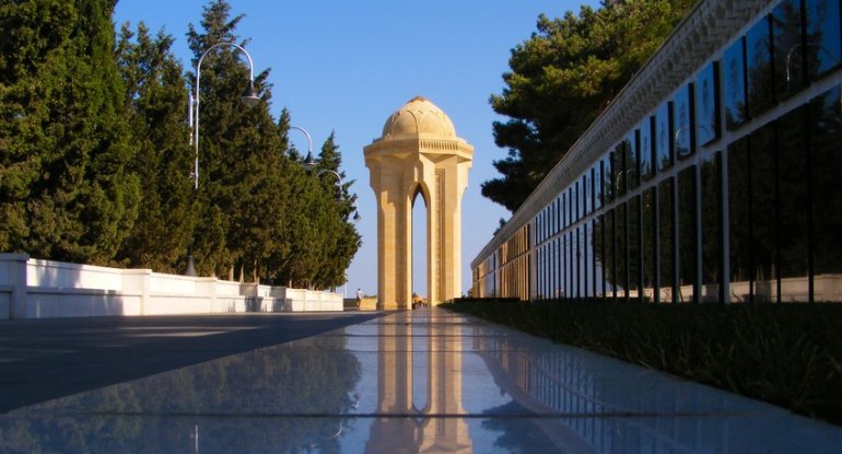 Müdafiə Nazirliyinin şəxsi heyəti Şəhidlər xiyabanını ziyarət edib