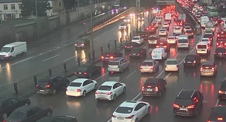 14 küçə və prospektdə tıxac var - SİYAHI