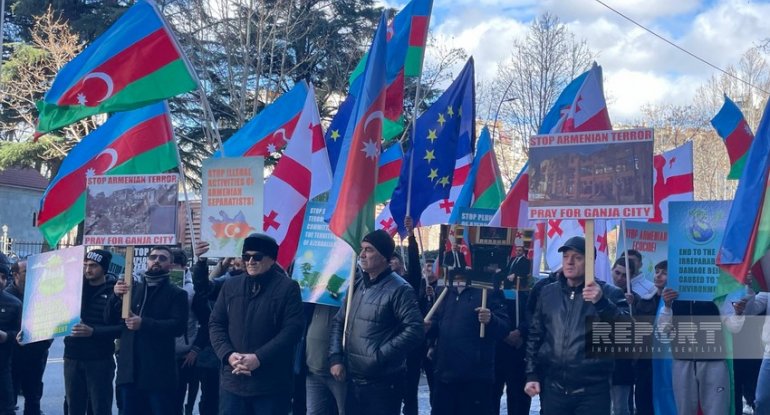 Azərbaycanlılar Aİ-nin Tbilisidəki ofisi qarşısında etiraz aksiyası keçiriblər