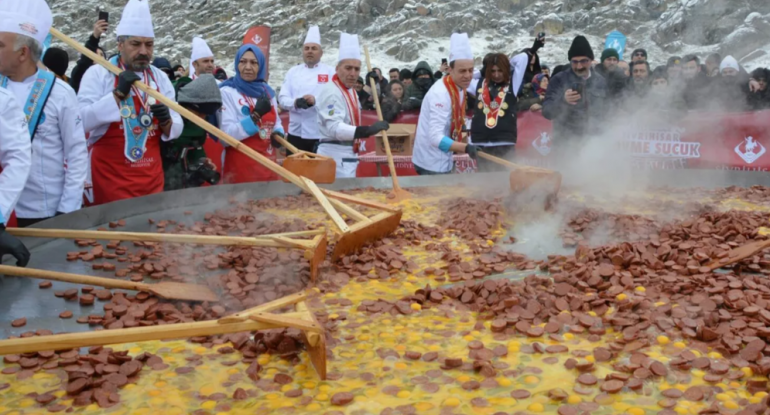 Türklərin sosisli yumurtası rekordlar kitabına düşdü - FOTO