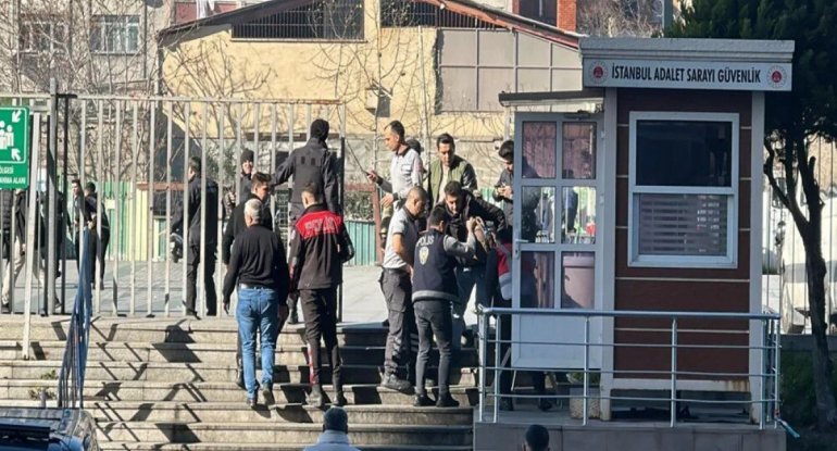 İstanbulda məhkəmə binasına hücum: Ölən və yaralananlar var - VİDEO