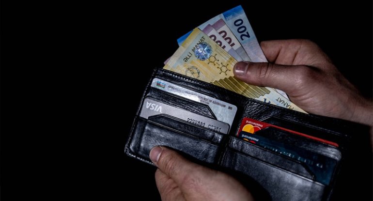 Əmək haqqı kartla, yoxsa nağd ödənilməlidir?