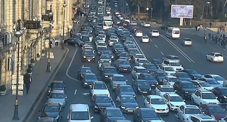 12 küçə və prospektdə tıxac var - SİYAHI