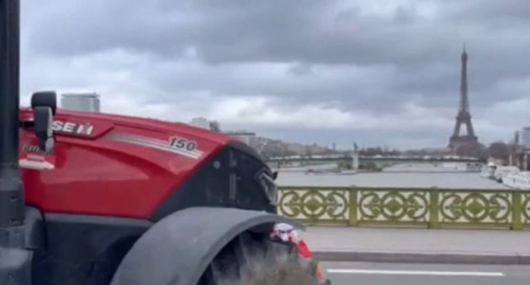 Parisdə fermerlər traktorlarla etiraz edirlər - VİDEO