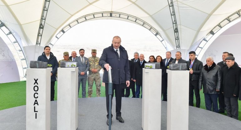 Prezident Xocalıda soyqırımı memorialının təməlini qoyub - YENİLƏNİB (FOTO)
