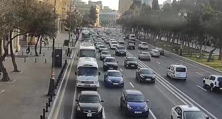 11 küçə və prospektdə tıxac var