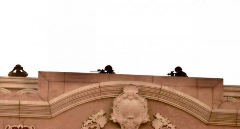 Bakıda binanın başında snayperlər göründü - FOTOLAR