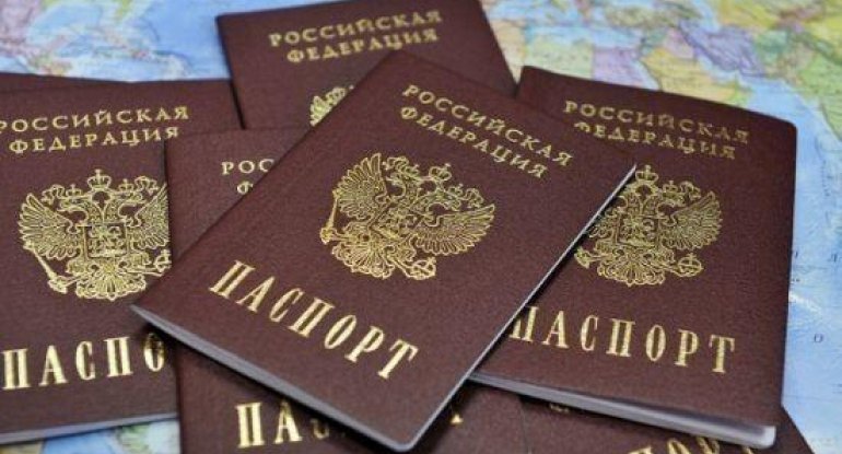 Daha iki milyarder Rusiya pasportundan imtina etdi