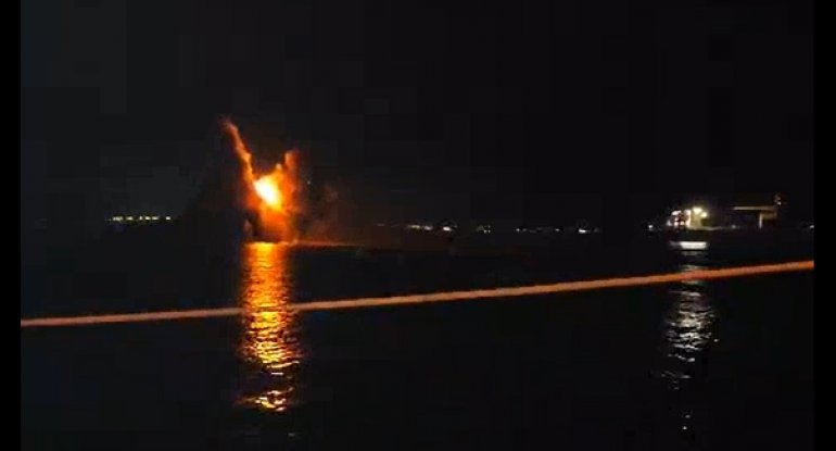 Rus gəmisinin Krım yaxınlığında vurulma anı - VİDEO